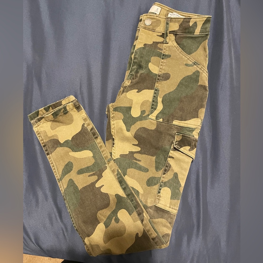 NWOT Hollister 6 Pocket High Rise Super Skinny Snap Button Zip Camo Cargo Jeans